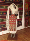 Costum femeiesc-1.jpg (93kb)